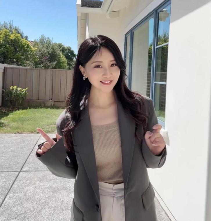 香港硕士 > 电视台主持 > 金牌房产经纪人… 这姑娘身上的标签可真多！