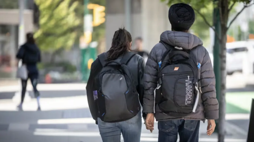 急了!加拿大公开点名印度留学生!学校里不能再全是印度人了、多招点别国学生!到期留不下必须走人 第2张 急了!加拿大公开点名印度留学生!学校里不能再全是印度人了、多招点别国学生!到期留不下必须走人 第2张