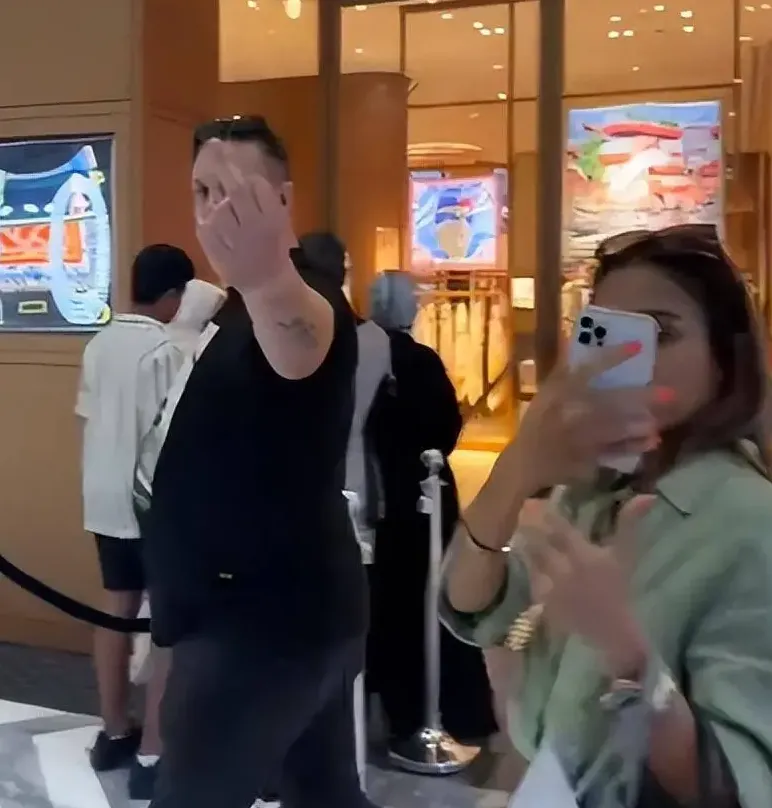 削她!东北女留学生遭种族歧视,反手一拳打懵挑衅白女,网友:太过瘾了! 第6张 削她!东北女留学生遭种族歧视,反手一拳打懵挑衅白女,网友:太过瘾了! 第6张