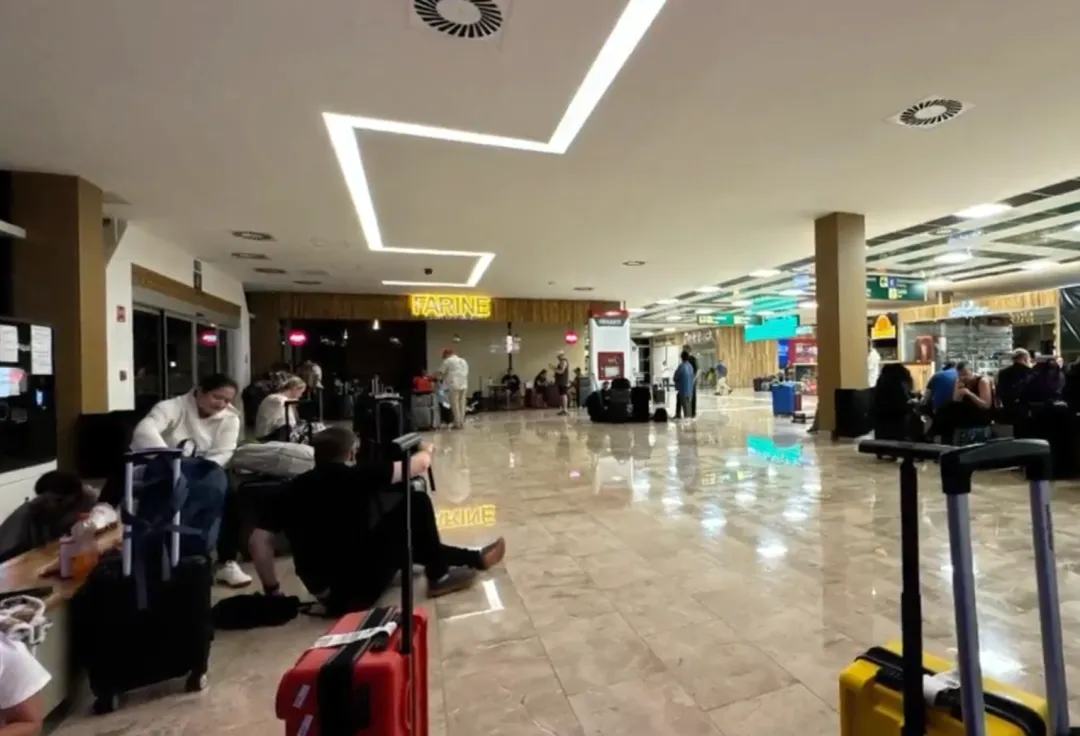 噩梦! 过百加拿大人被困旅游胜地3天 航空公司全程失联 乘客怒斥"被彻底遗弃"!  第2张