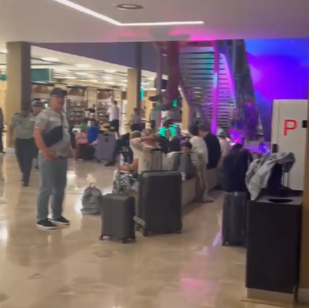 噩梦! 过百加拿大人被困旅游胜地3天 航空公司全程失联 乘客怒斥"被彻底遗弃"!  第4张