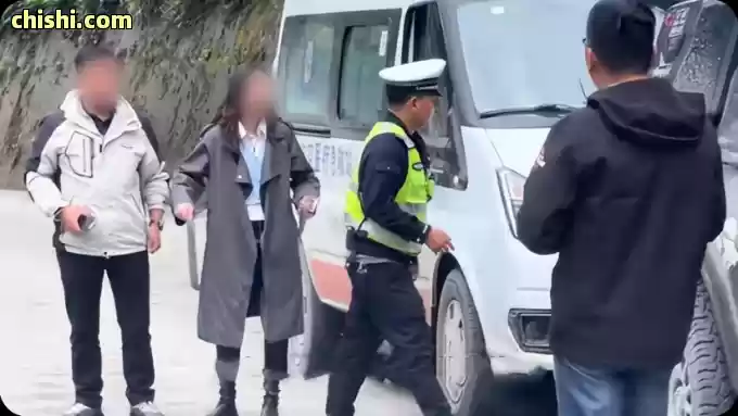 西藏两男一女开救护车自驾旅游，警笛开道态度嚣张，身份曝光停业整顿 第1张